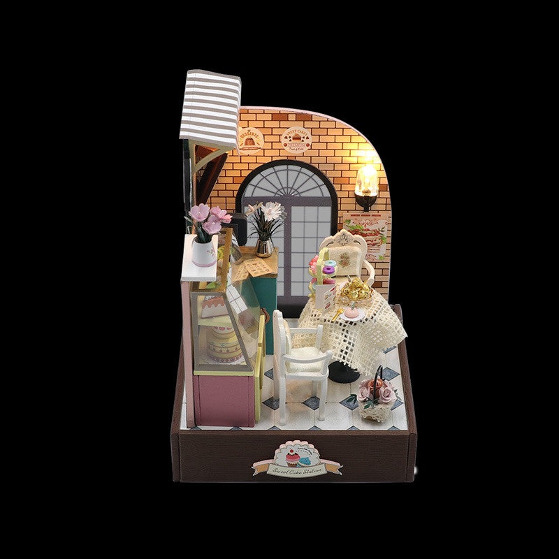 Image of Sweet Cake Station with dust cover